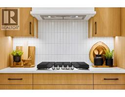 4pc Bathroom - 3, 521 15 Avenue Ne, Calgary, AB T2E1H7 Photo 12
