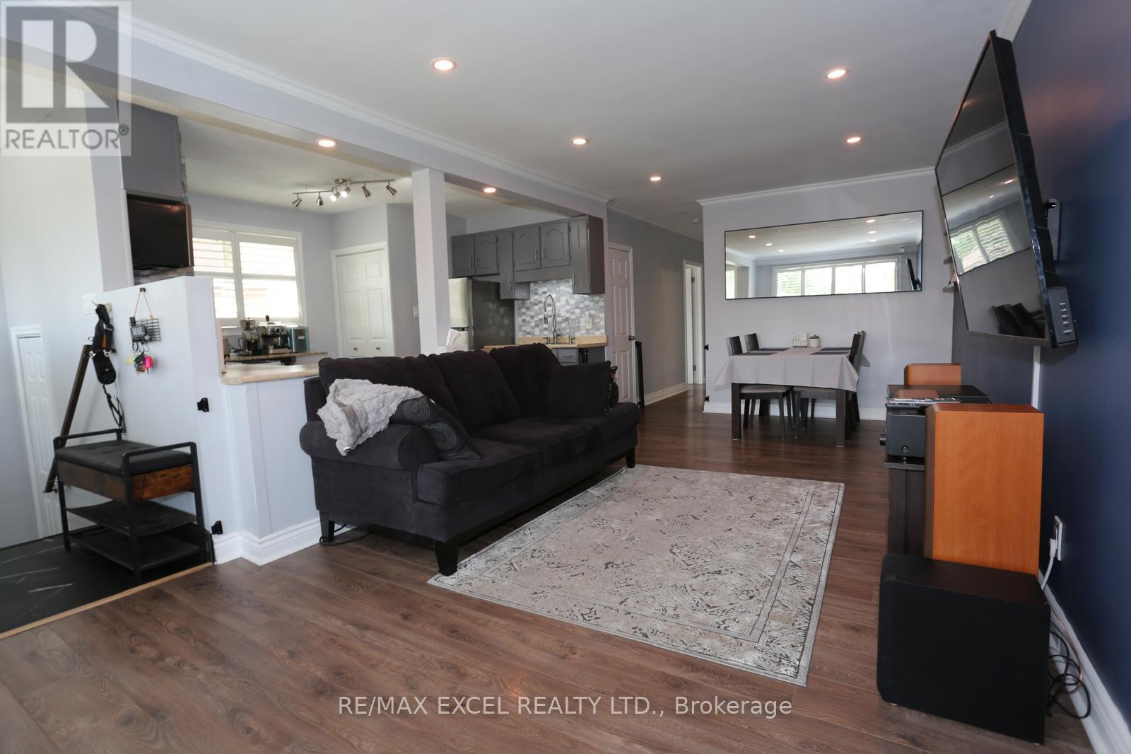 44 LINDSAY AVENUE, Newmarket (Bristol-London) — photo 2