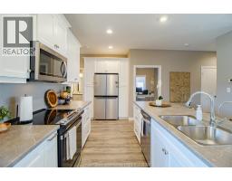 Kitchen - 124 Grassland Grove, Chatham, ON N7M0T2 Photo 10