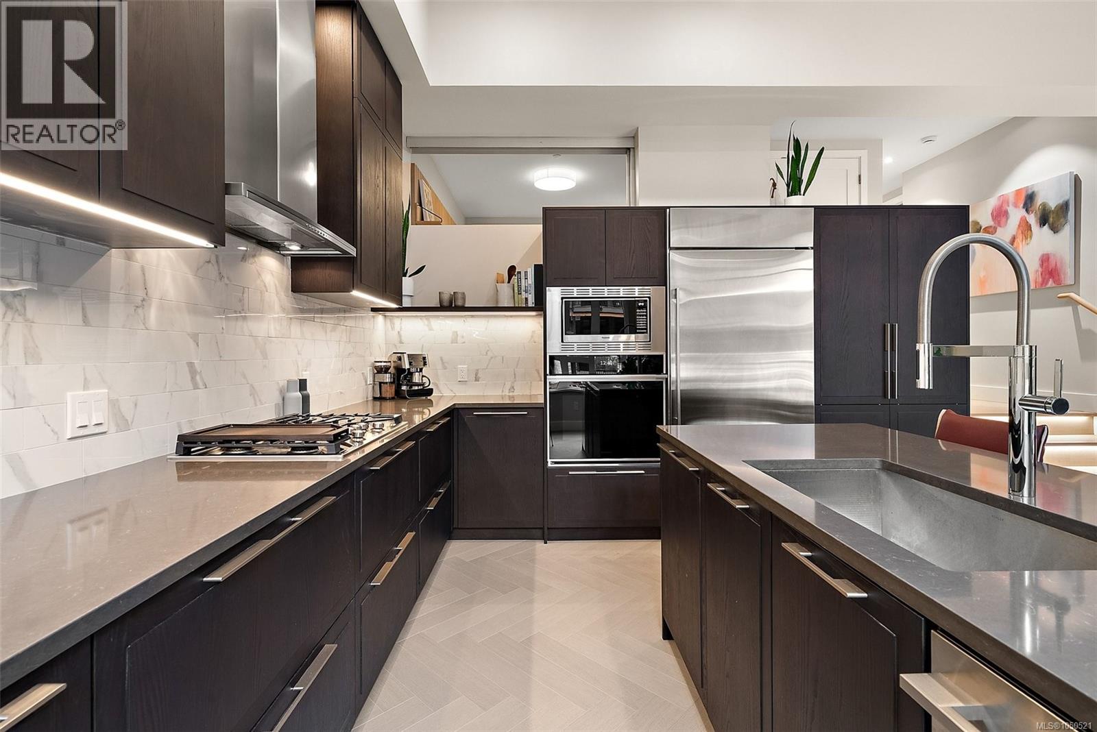 #207 427 Lampson St - 8