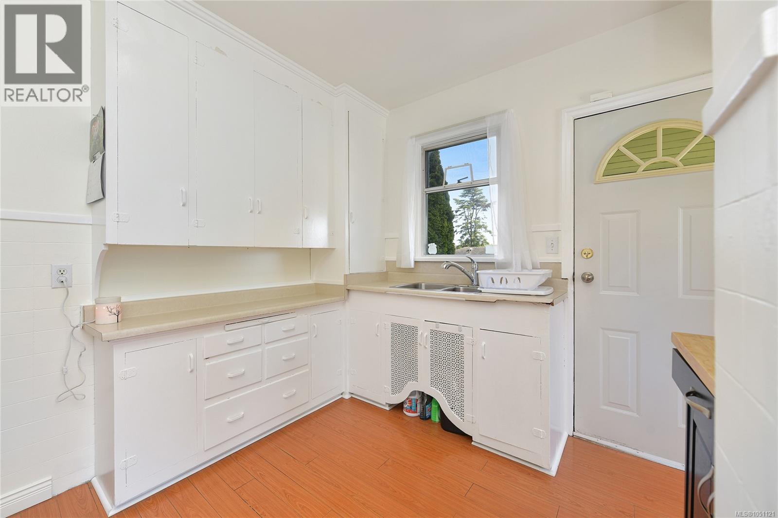 1113 Esquimalt Rd - 9