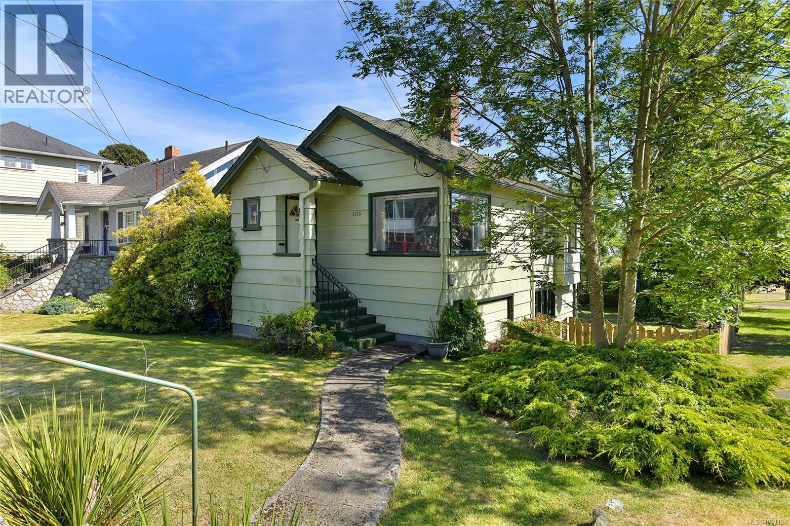 1113 Esquimalt Rd - 1