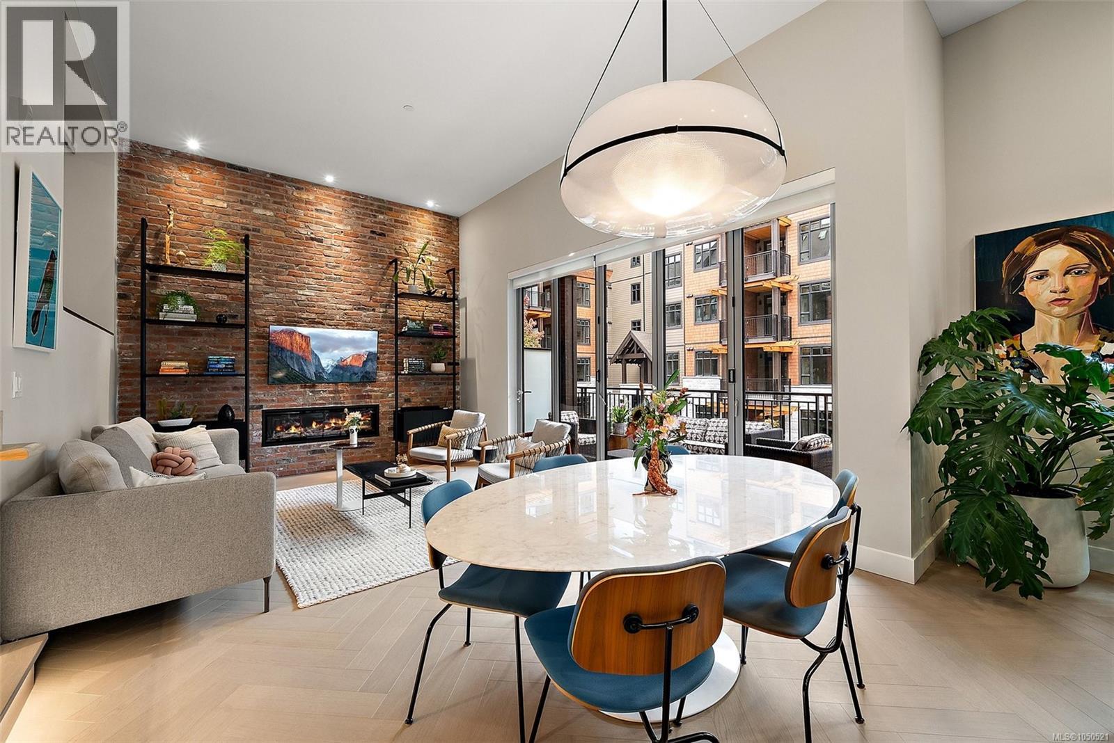 #207 427 Lampson St - 2