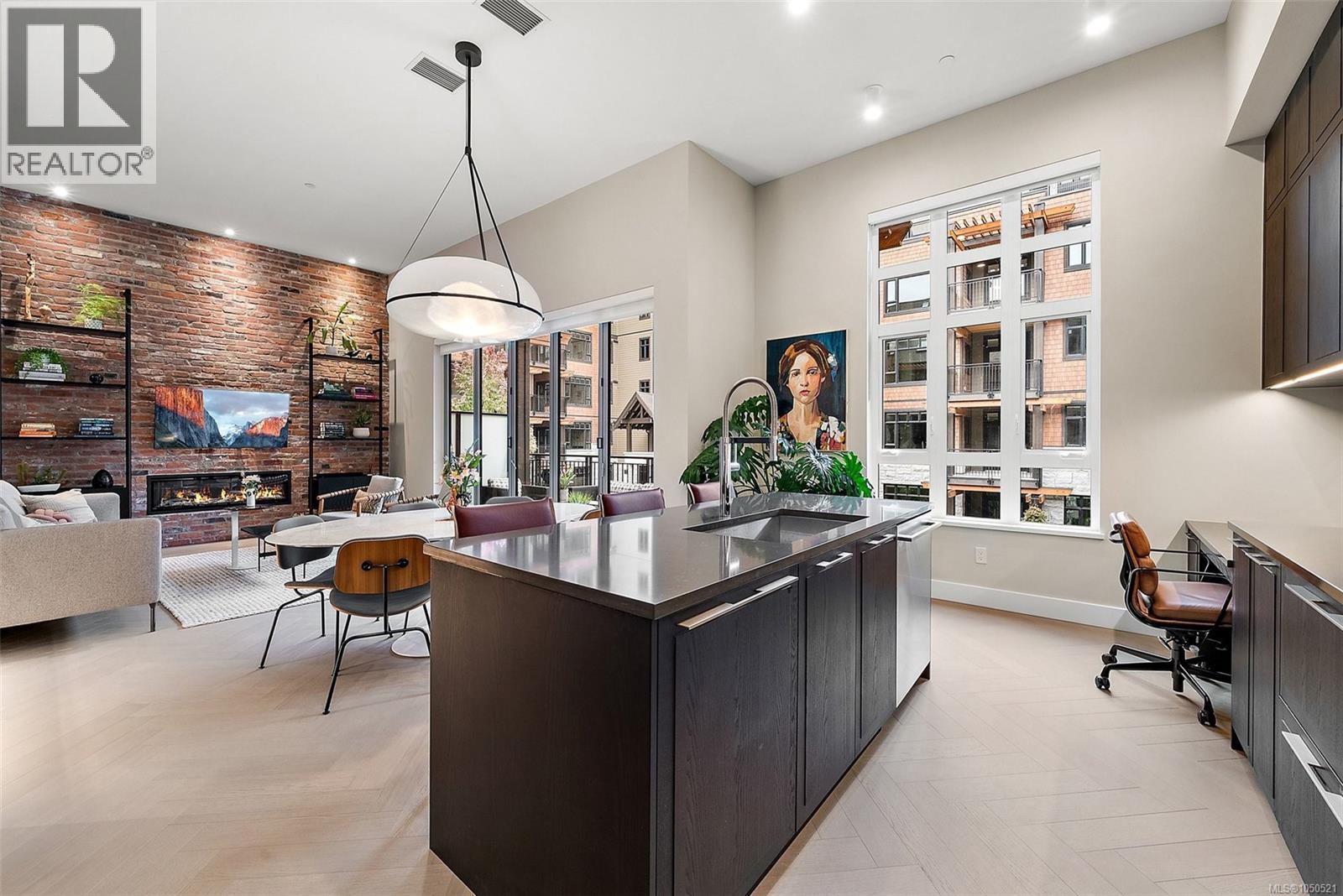 #207 427 Lampson St - 3