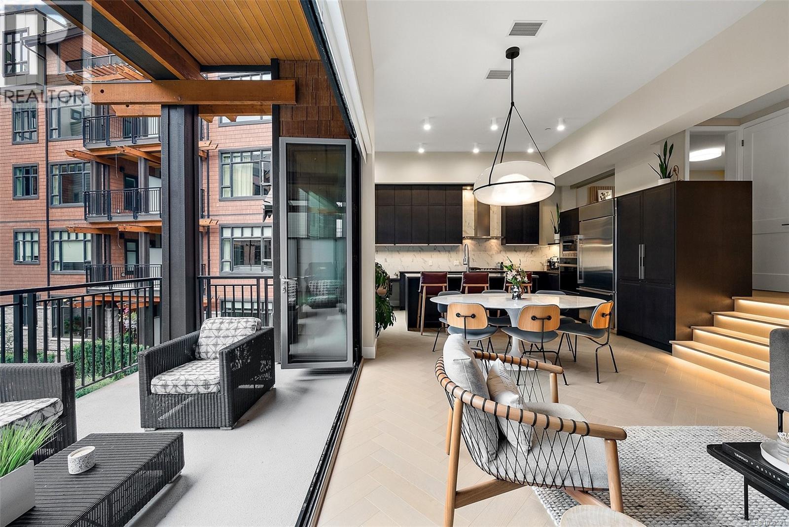 #207 427 Lampson St - 4