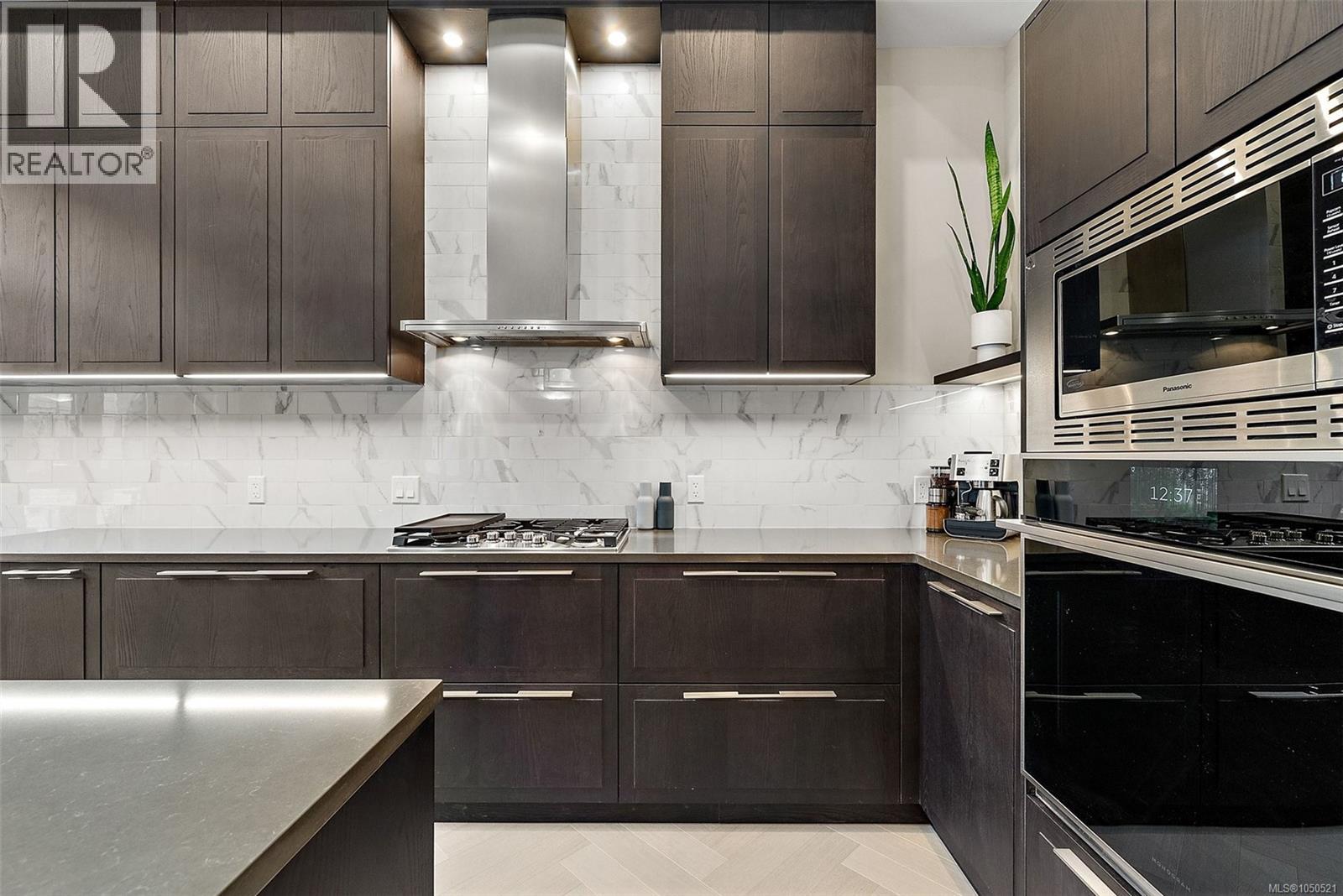 #207 427 Lampson St - 9