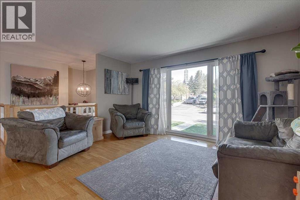 Listing photo – 3906 44 Street, Ponoka
