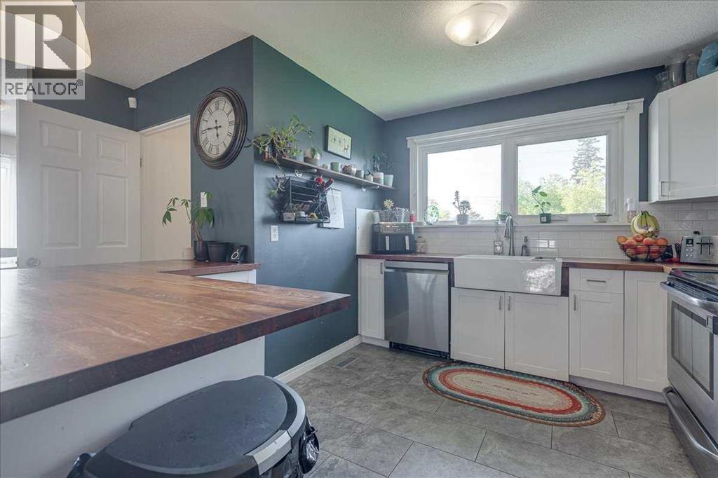 Listing photo – 3906 44 Street, Ponoka