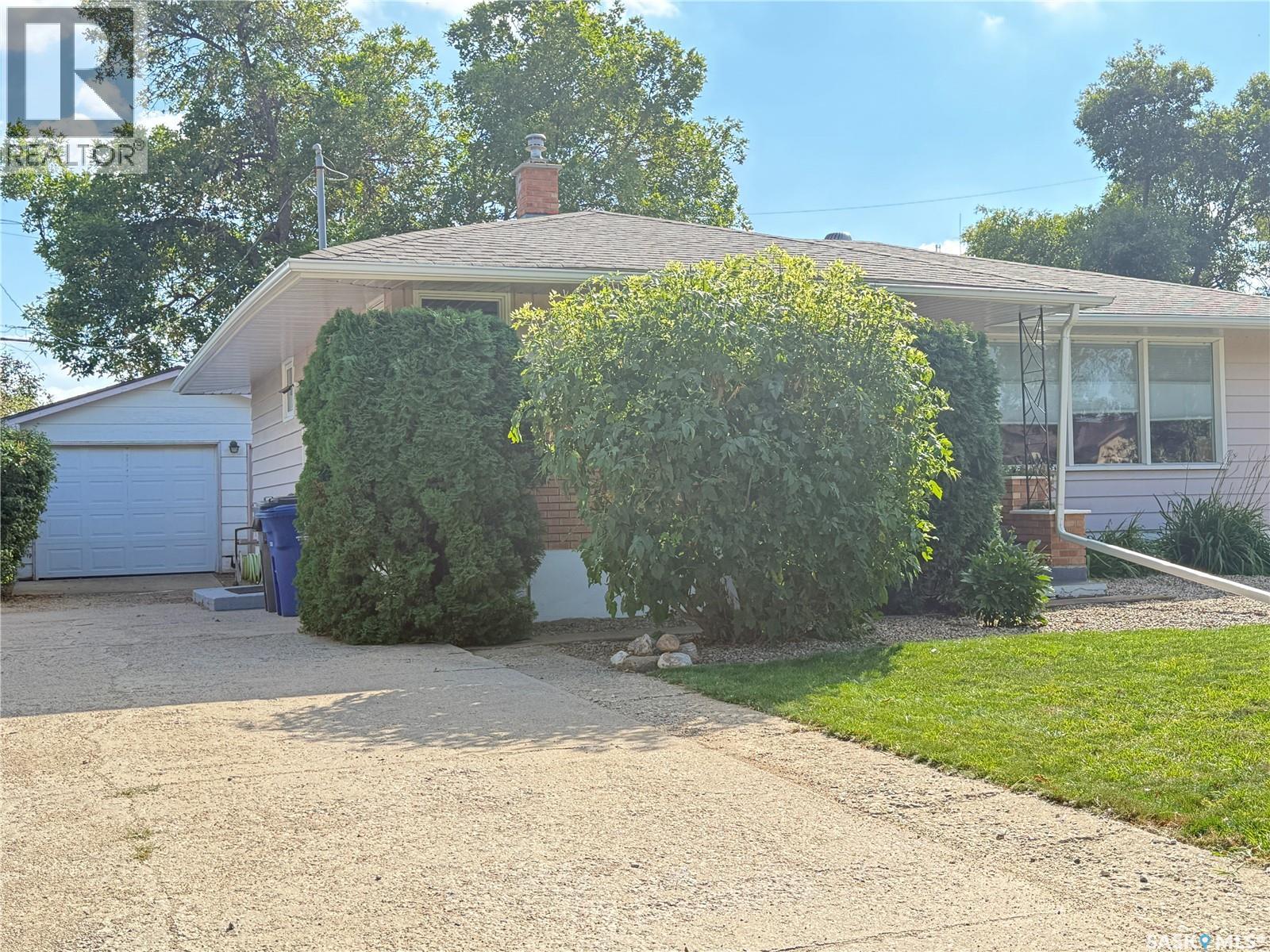 212 Ash DRIVE, Weyburn — photo 2