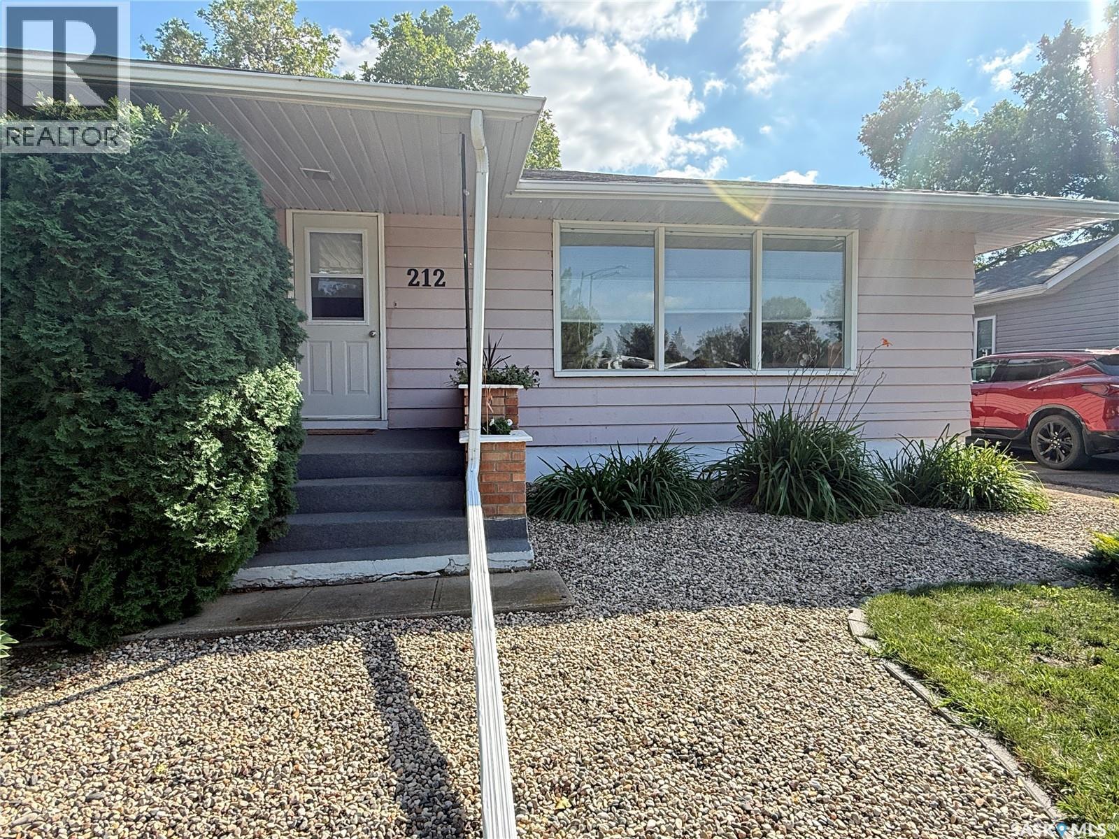 212 Ash DRIVE, Weyburn — photo 3