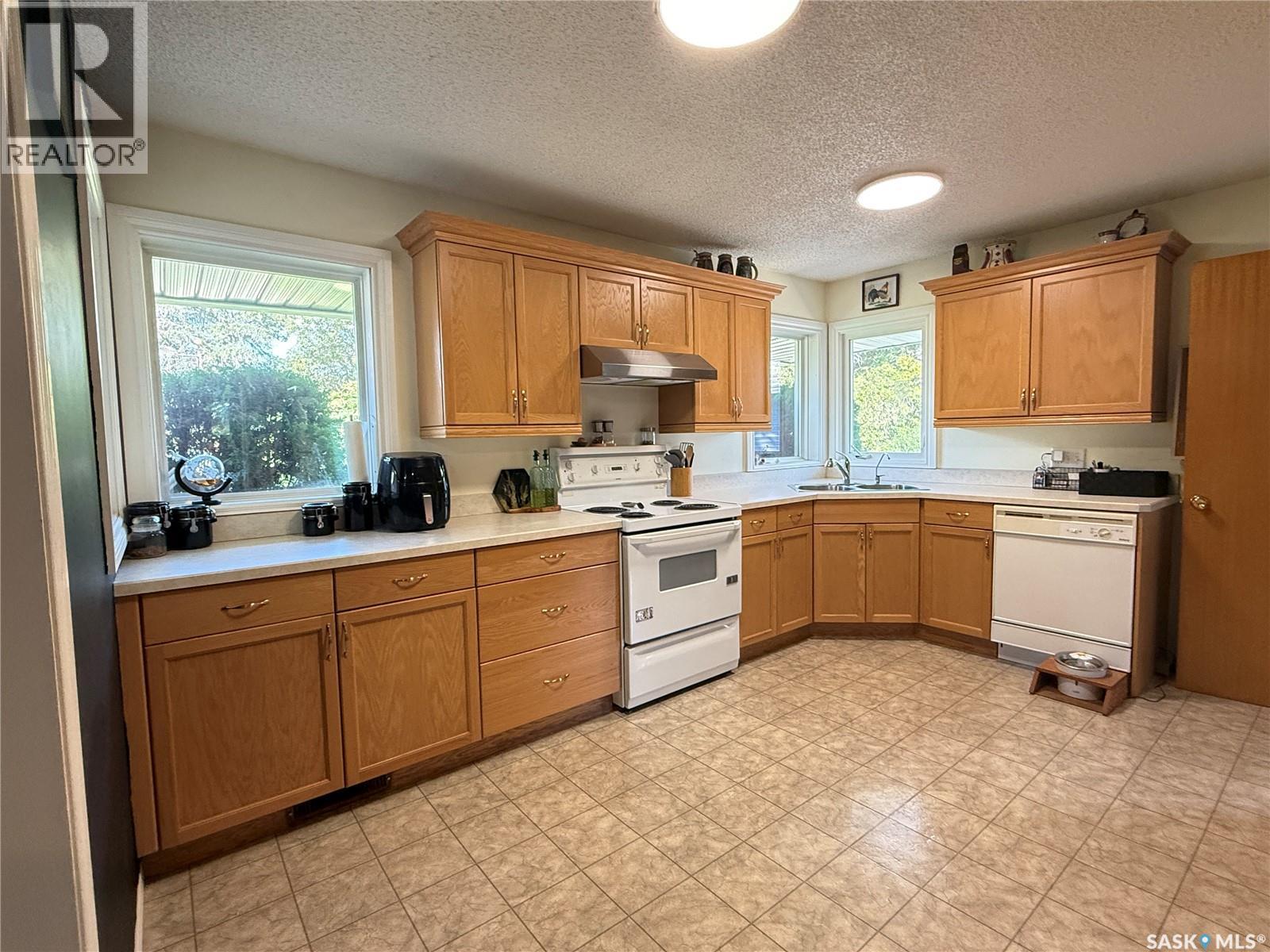 212 Ash DRIVE, Weyburn — photo 5