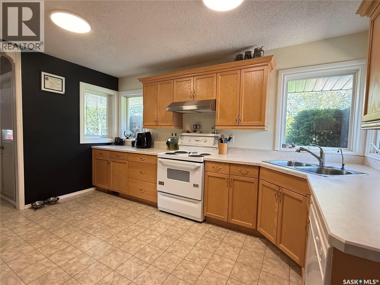 212 Ash DRIVE, Weyburn — photo 6