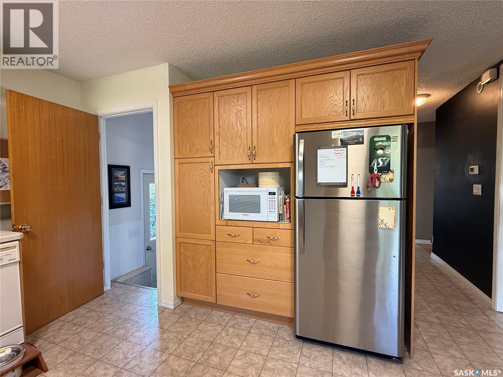212 Ash DRIVE, Weyburn — photo 7
