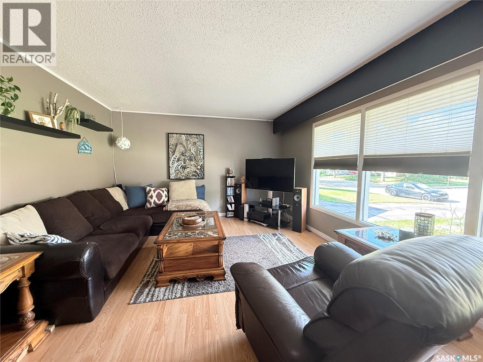 212 Ash DRIVE, Weyburn — photo 9