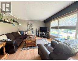 Family room - 212 Ash Drive, Weyburn, SK S4H0S2 Photo 9