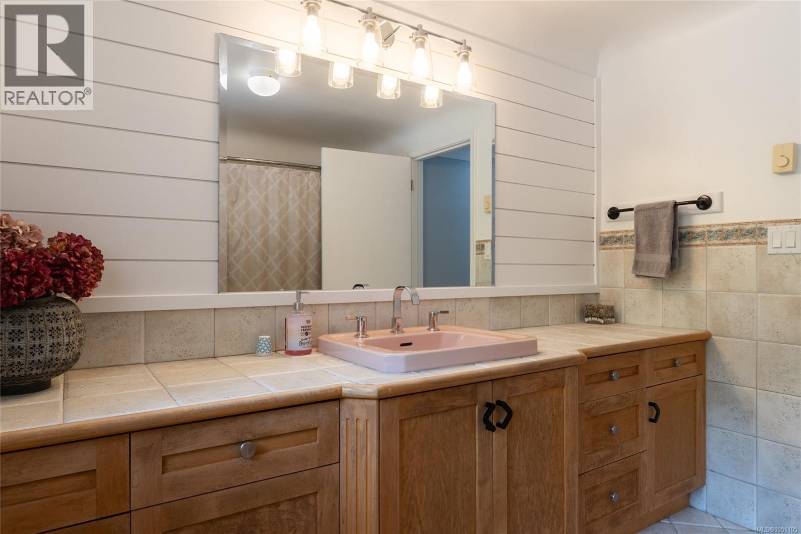 5957 Sooke Rd - Image 36