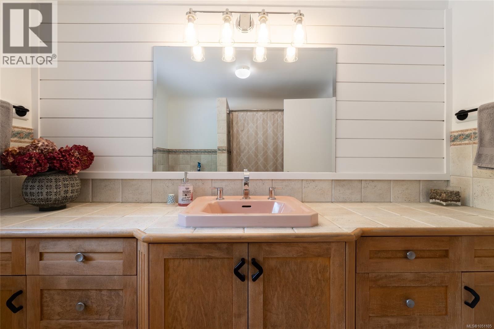5957 Sooke Rd - Image 38