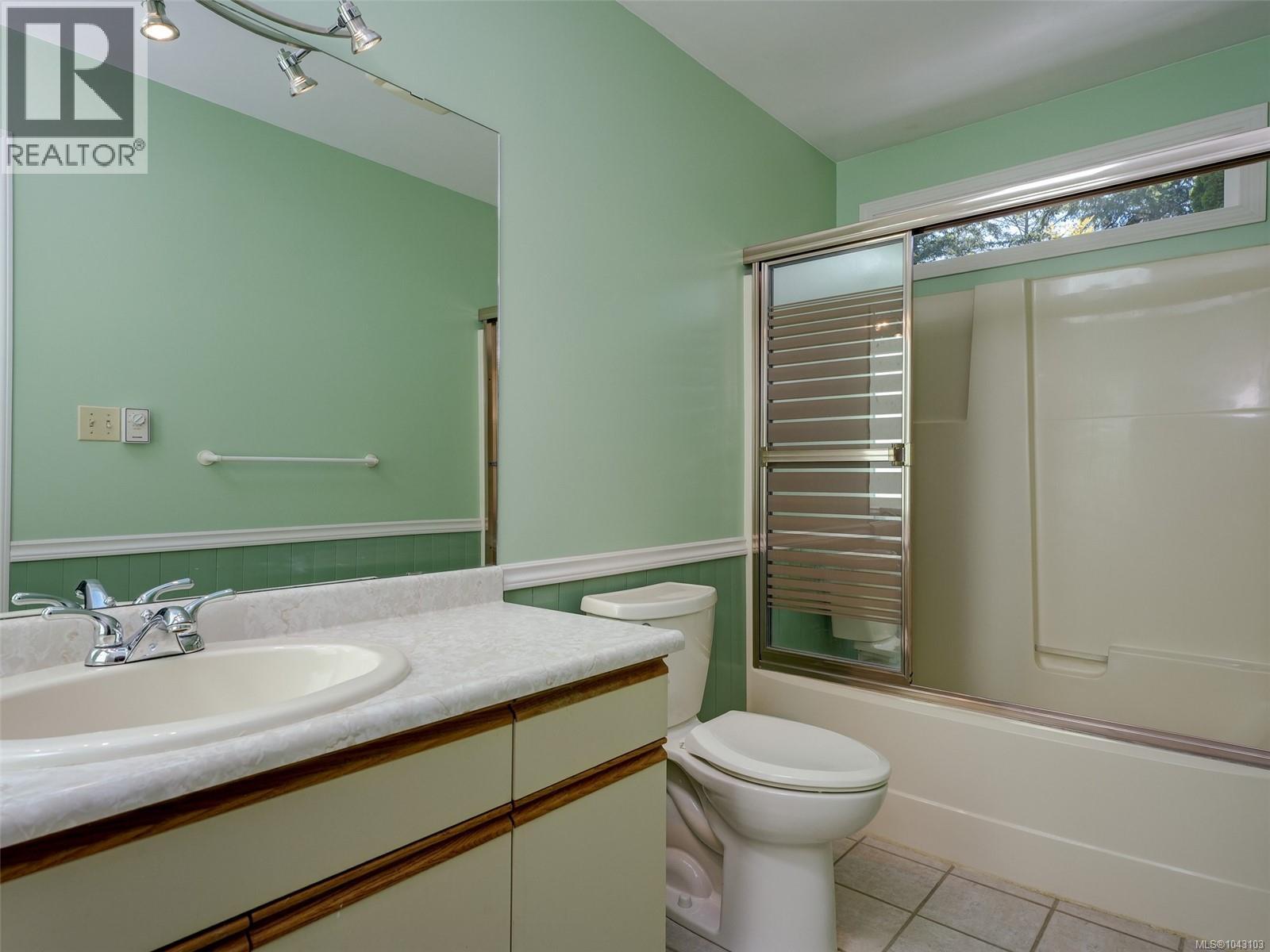 1055 Thistlewood Dr - Image 19