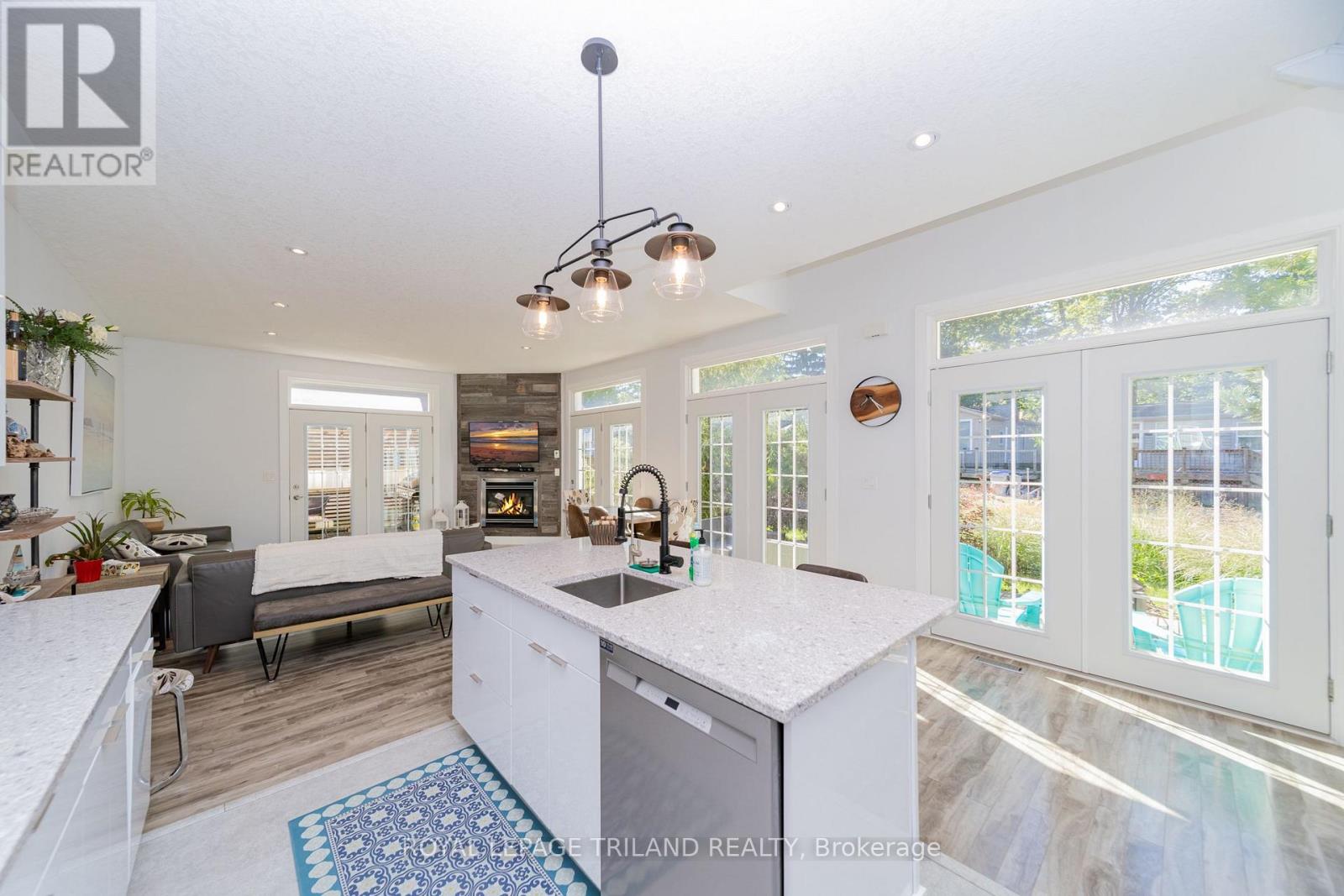 28 CENTRE STREET, Lambton Shores (Grand Bend) — photo 2