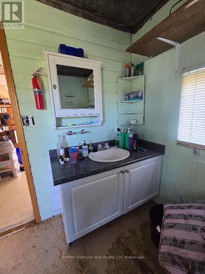 380 2 ISLAND - Image 19