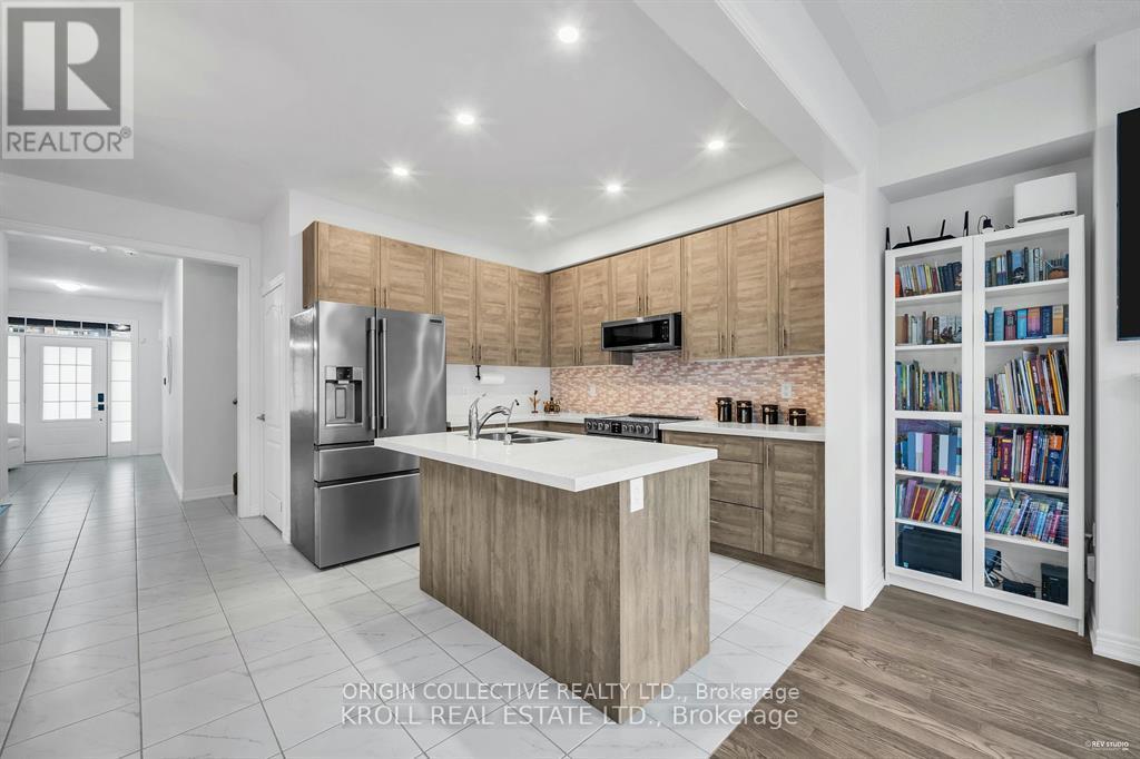 26 FREDERICK TAYLOR WAY, East Gwillimbury (Mt Albert) — photo 3