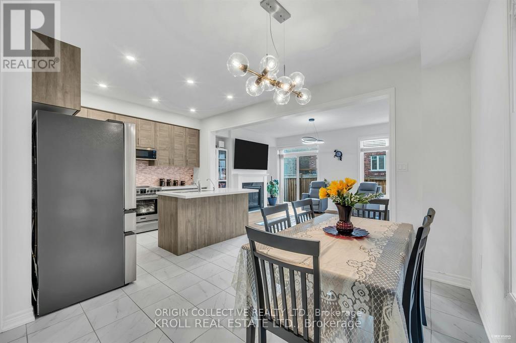 26 FREDERICK TAYLOR WAY, East Gwillimbury (Mt Albert) — photo 4