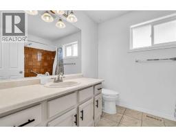 6716 37 Avenue NE - photo 14
