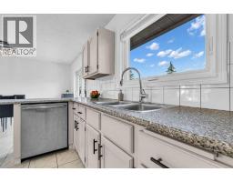 6716 37 Avenue NE - photo 8
