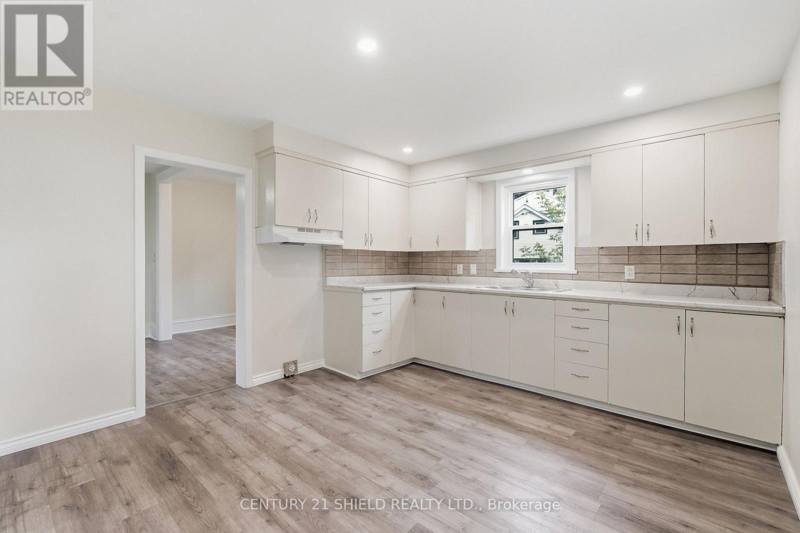 13 OAK STREET - Image 16