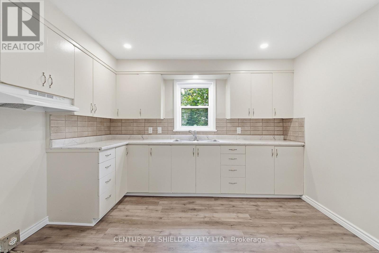 13 OAK STREET - Image 17