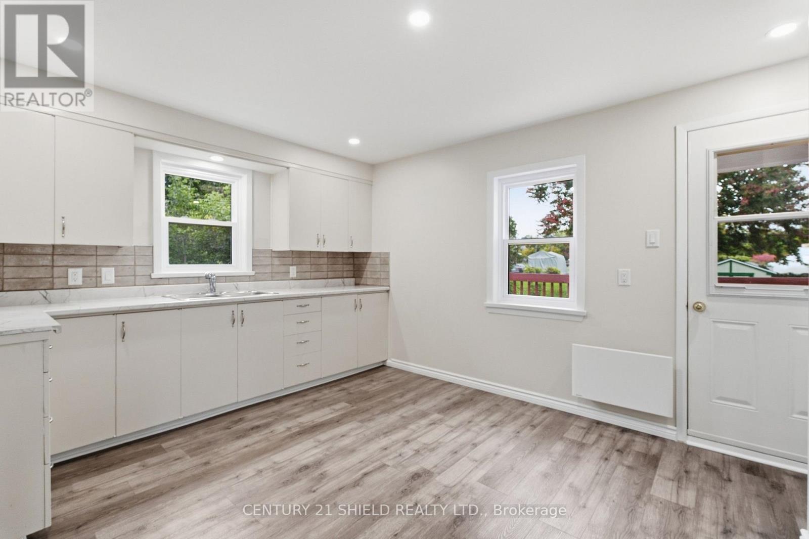 13 OAK STREET - Image 18
