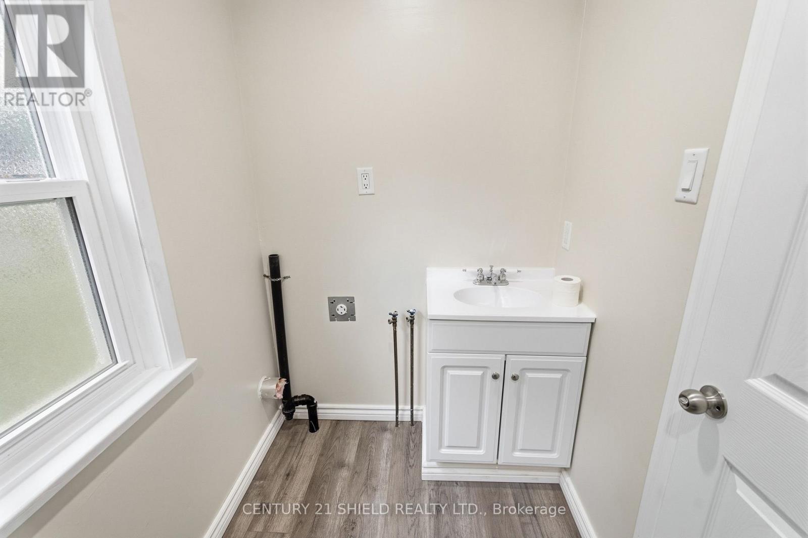 13 OAK STREET - Image 23