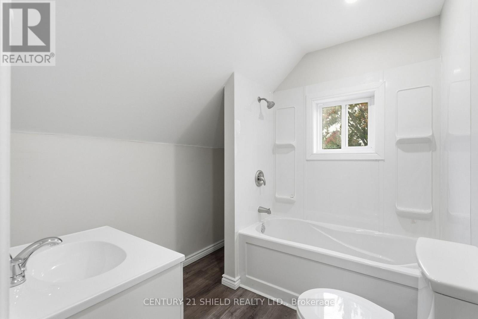 13 OAK STREET - Image 35