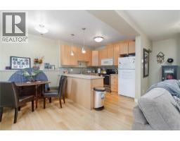 1796 Denman St, Victoria, BC V8R1Y4 Photo 11