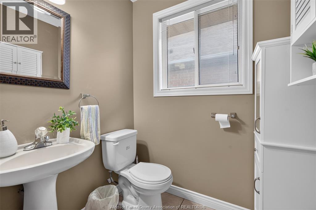 2703 LOMBARDY CRES - 21
