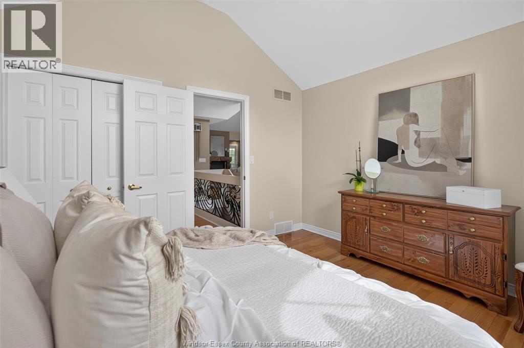 2703 LOMBARDY CRES - 25