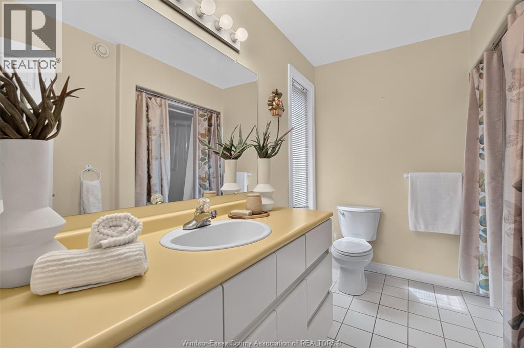 2703 LOMBARDY CRES - 26