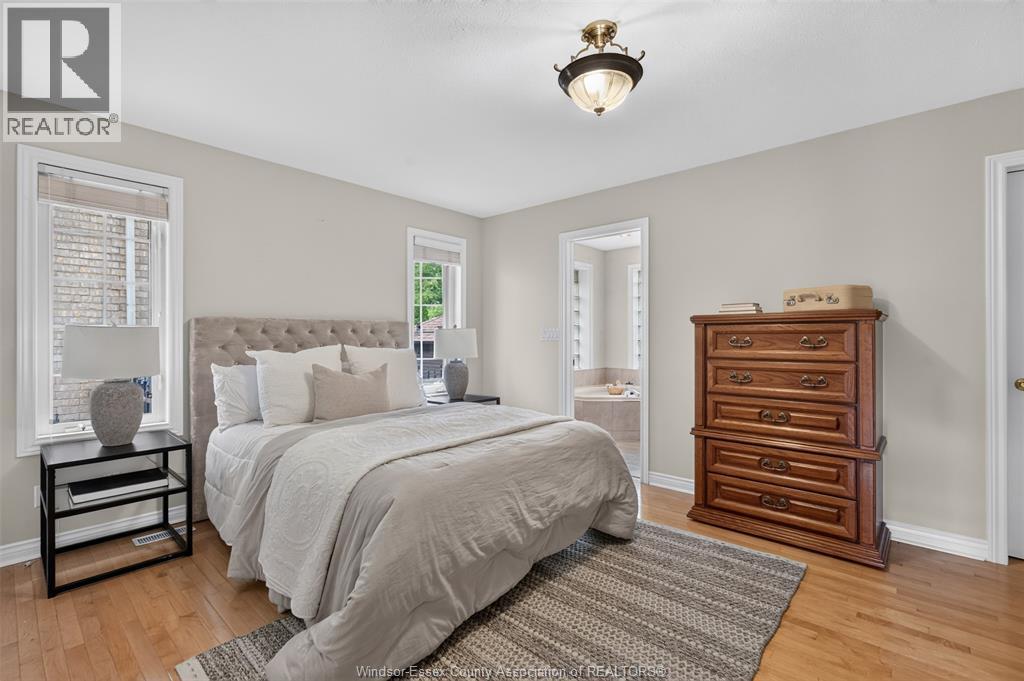 2703 LOMBARDY CRES - 29