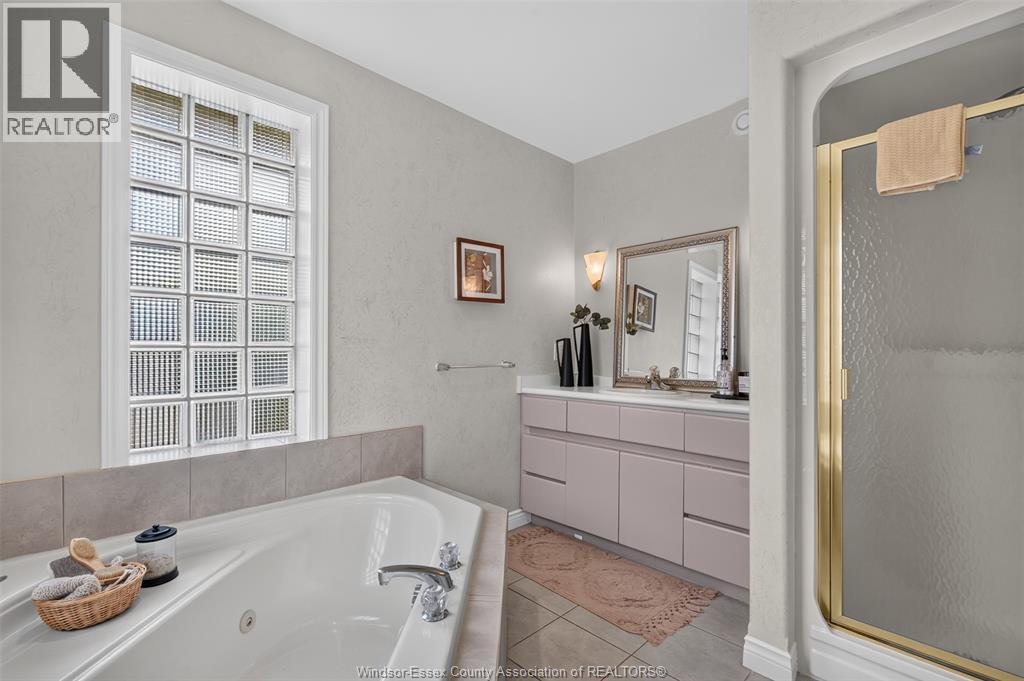 2703 LOMBARDY CRES - 31