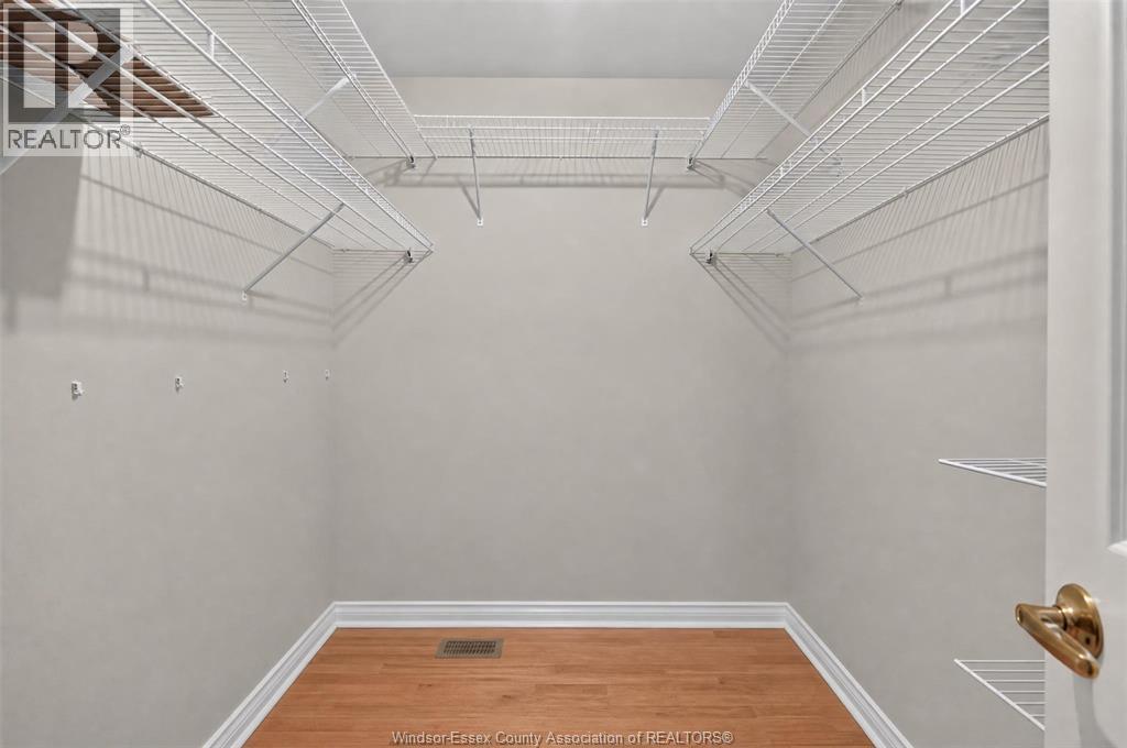 2703 LOMBARDY CRES - 33