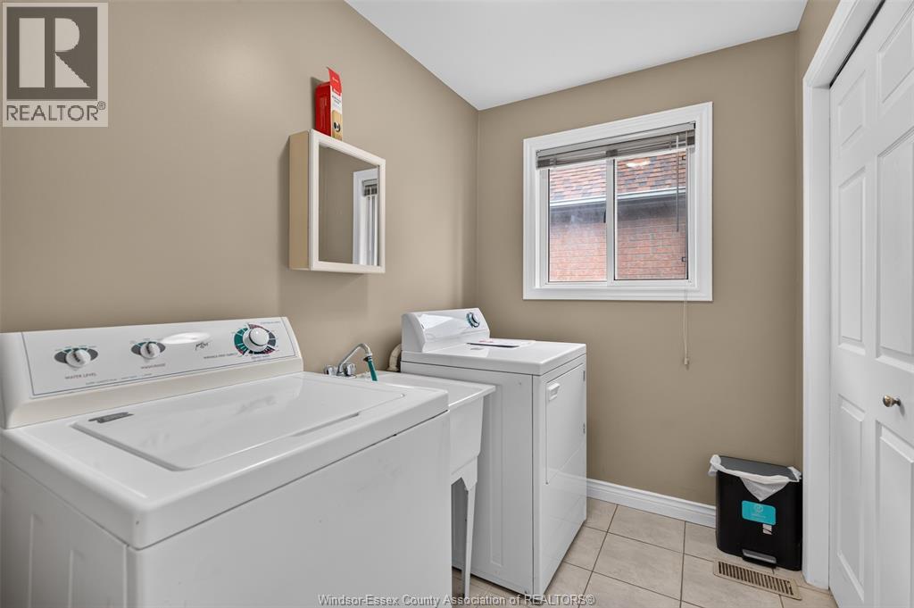 2703 LOMBARDY CRES - 34