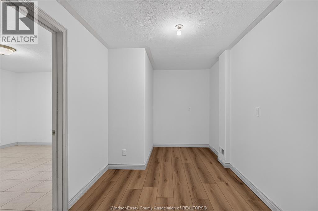 2703 LOMBARDY CRES - 41