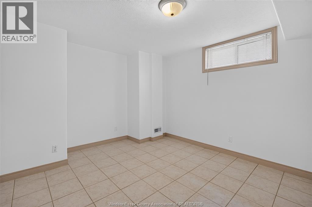 2703 LOMBARDY CRES - 43