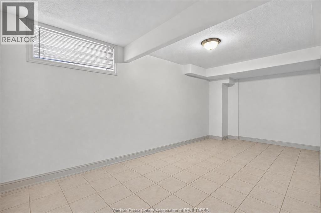 2703 LOMBARDY CRES - 45