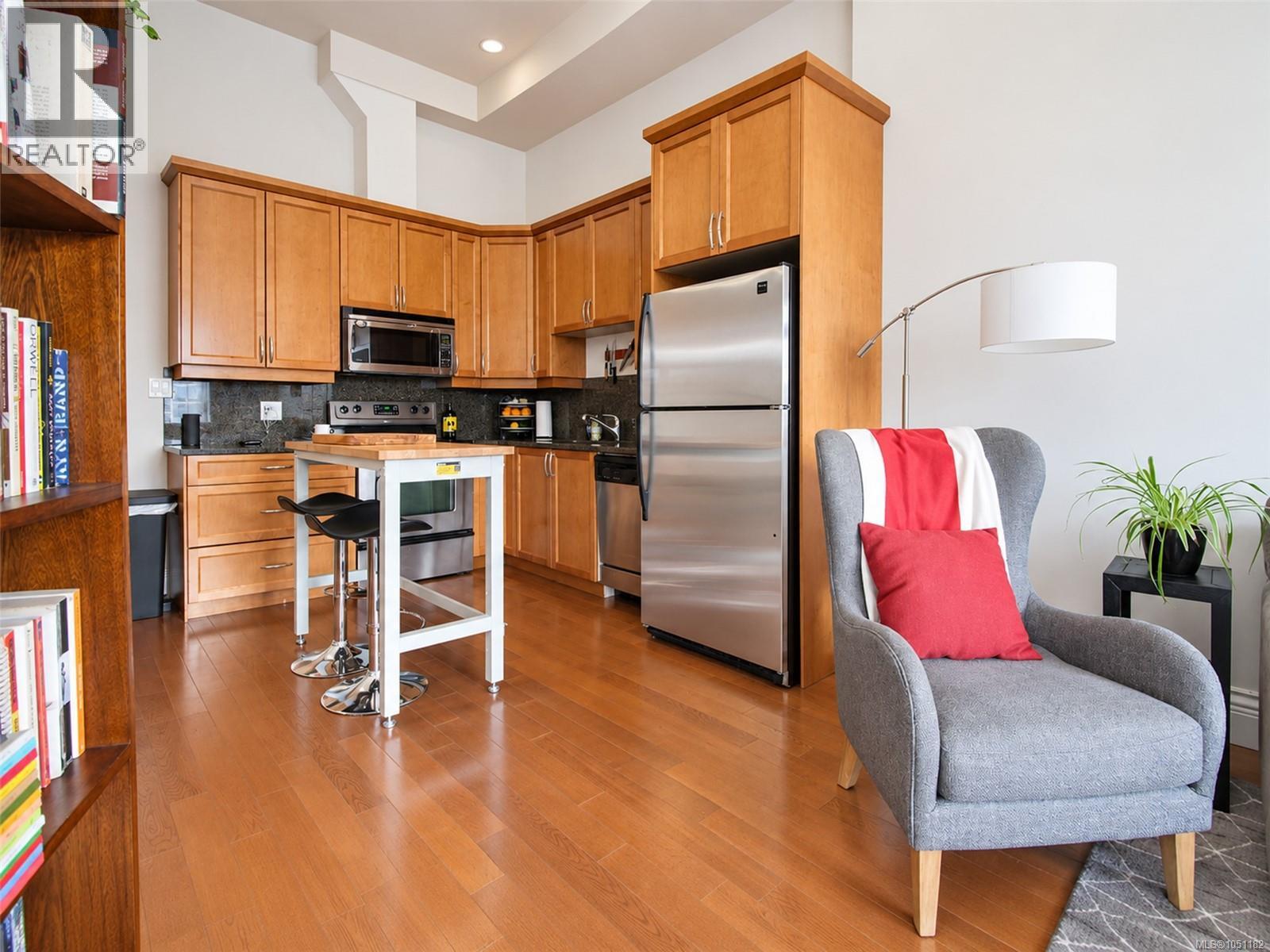 #407 1602 Quadra St - Image 6