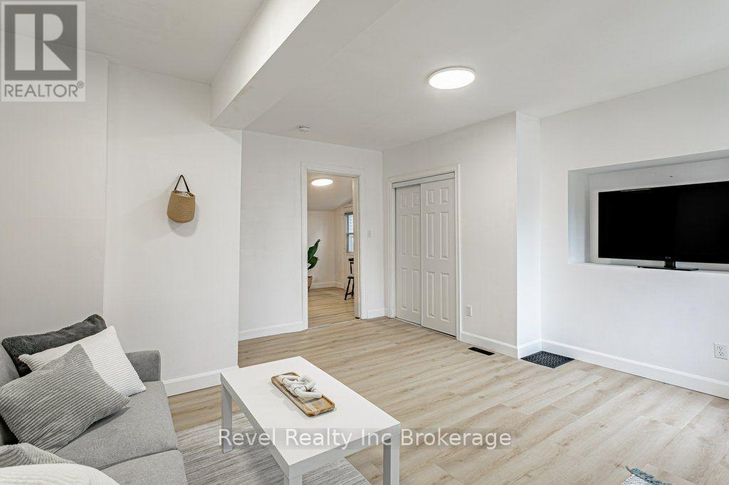 17 DOVER STREET, Woodstock (Woodstock - South) — photo 5