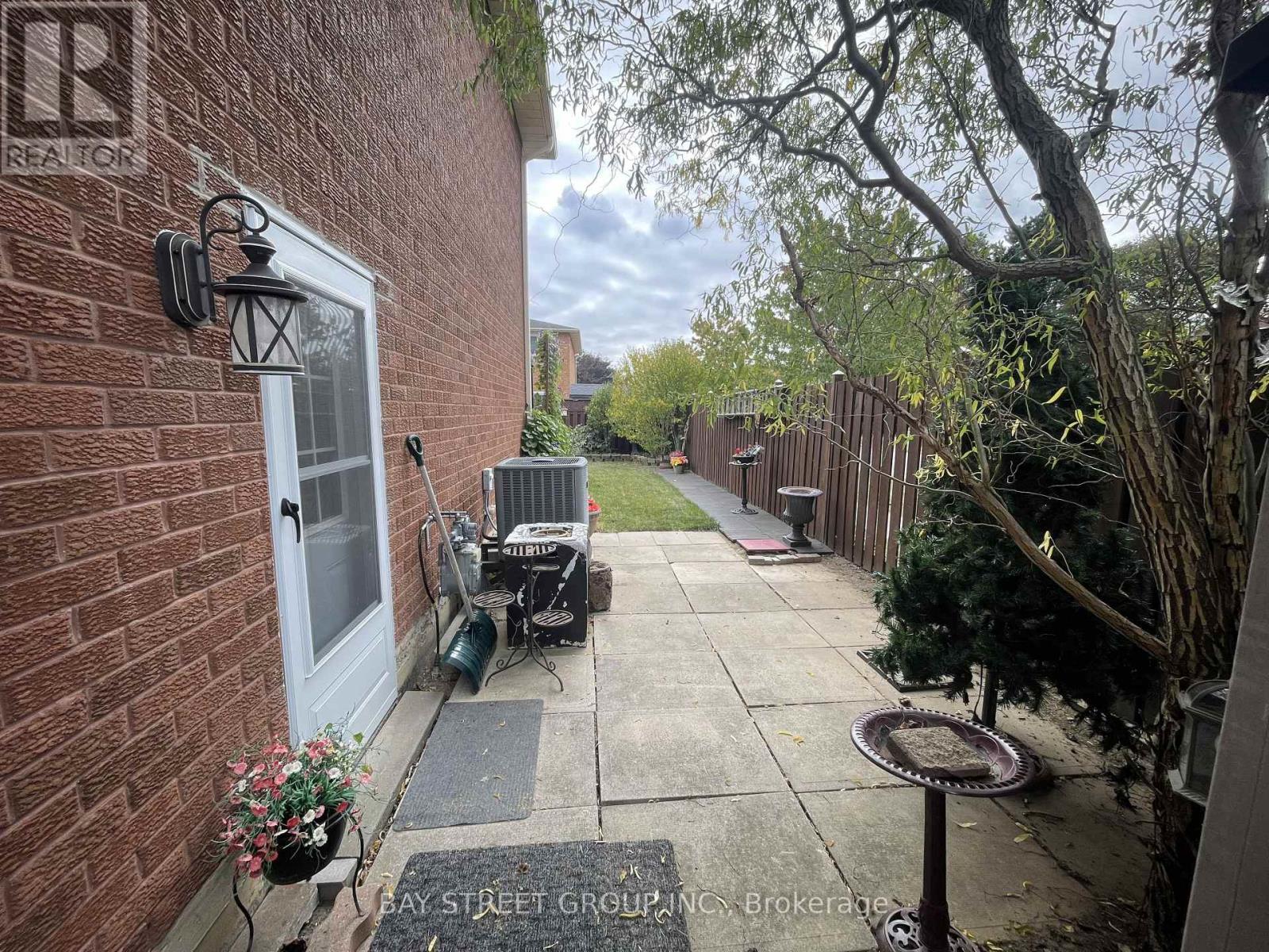 1 TRALEE (LOWER) STREET, Brampton (Heart Lake West) — photo 2