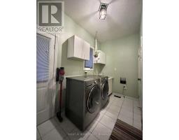Kitchen - 17 Piccadilly Road, Richmond Hill, ON L4B1S5 Photo 11