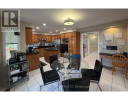 Family room - 17 Piccadilly Road, Richmond Hill, ON L4B1S5 Photo 9
