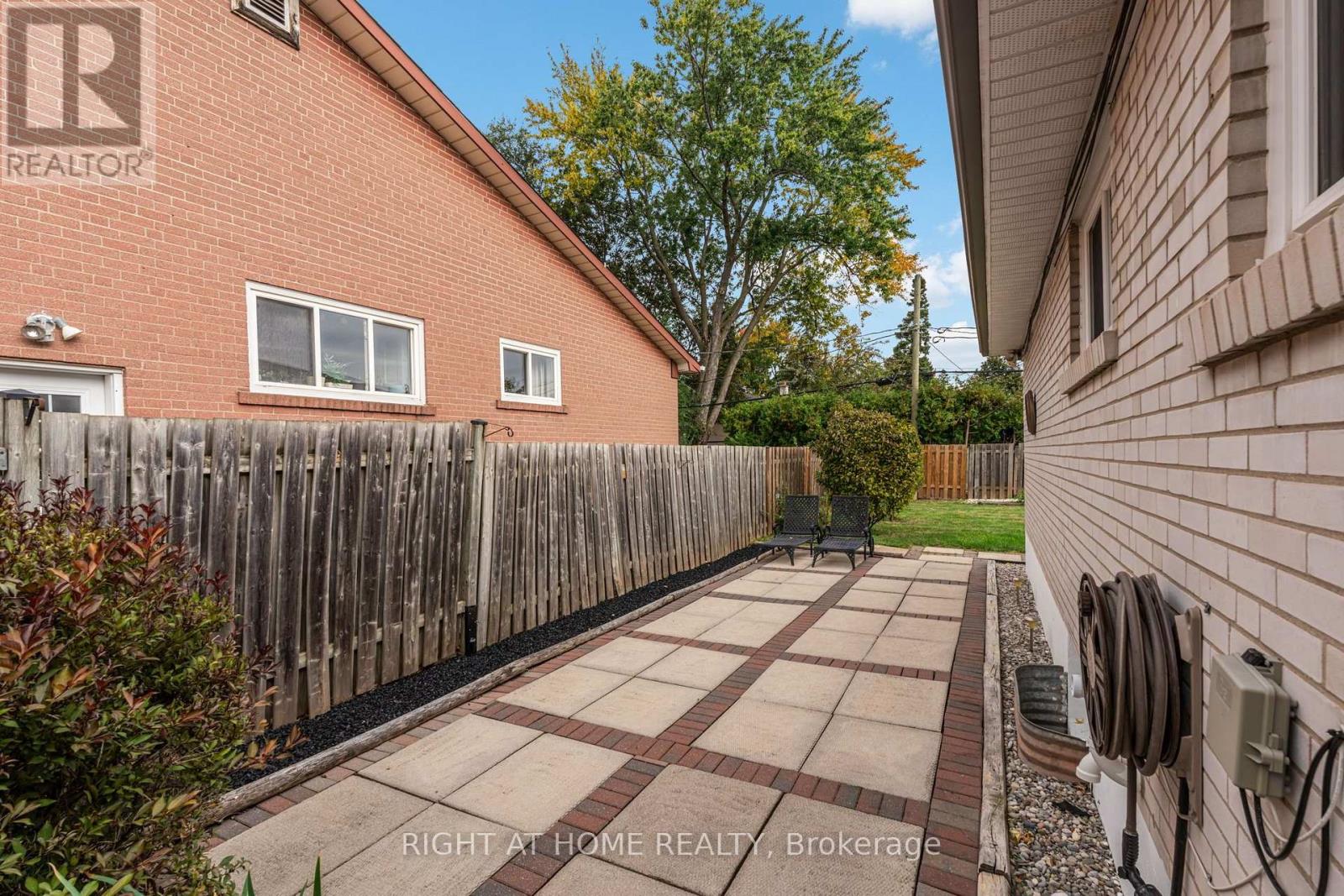 1302 REDBANK CRESCENT - 33